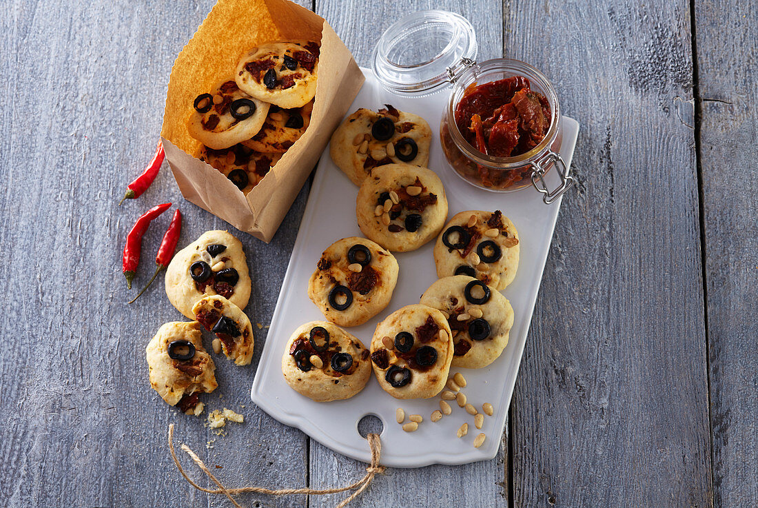 Cookies mit Tomaten und Oliven