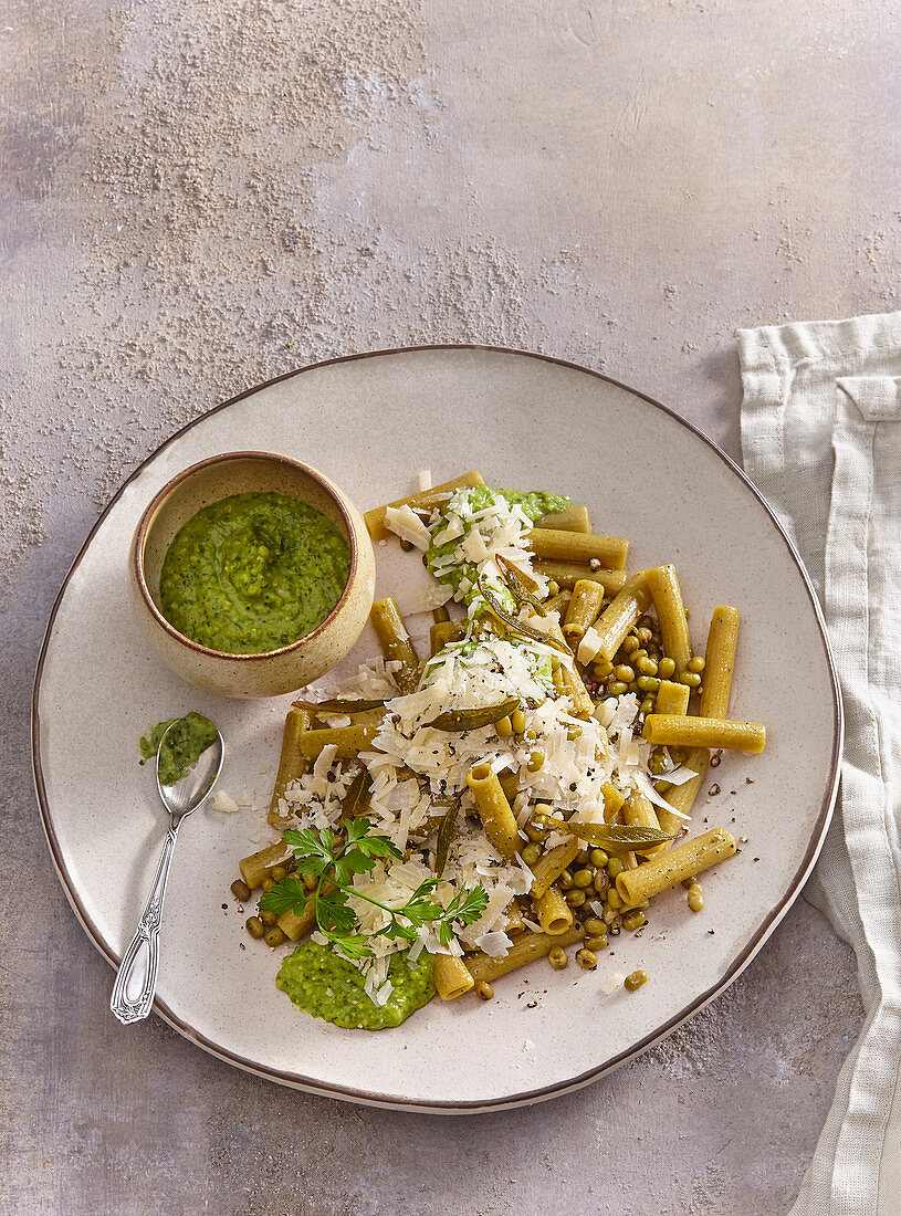 Glutenfreie Pasta mit Mungobohnenpesto