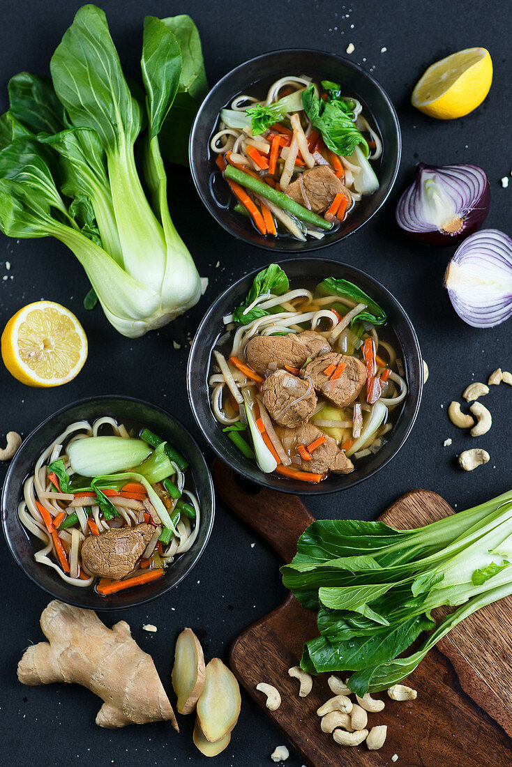 Asiatische Suppe mit Pak Choi, Nudeln, Ingwer und Karotten