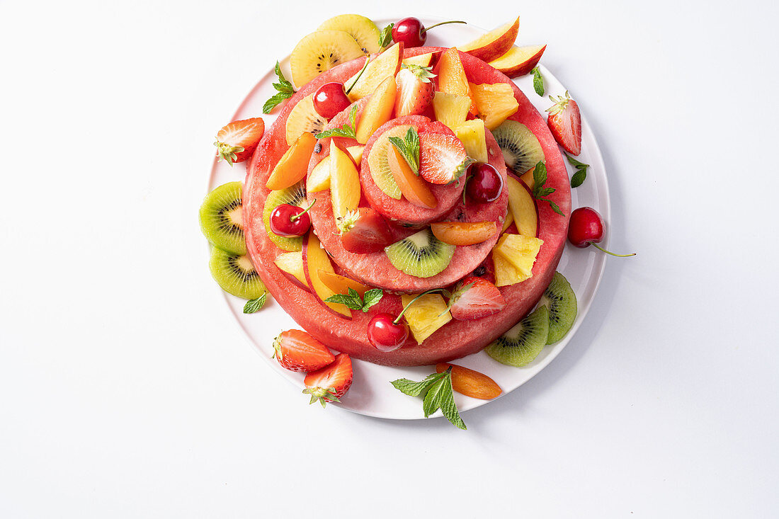 Wassermelonenturm mit Kiwi, Kirschen, Aprikosen, Erdbeeren und Pfirsichen