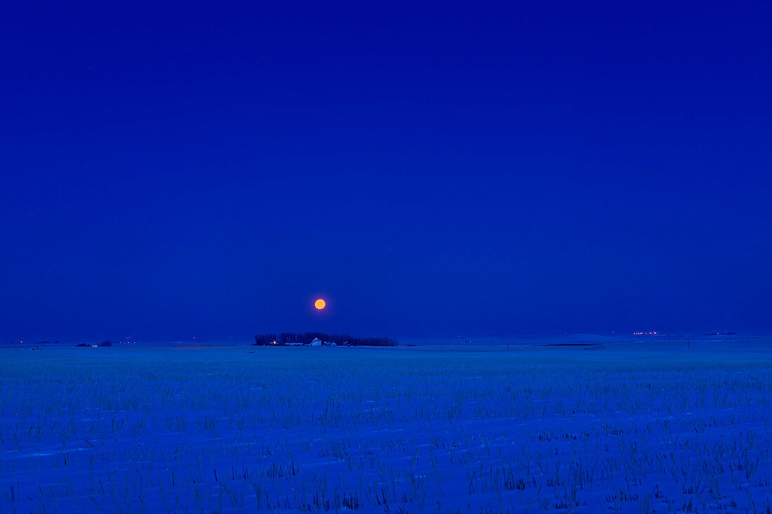 Setting of the Snowy Moon