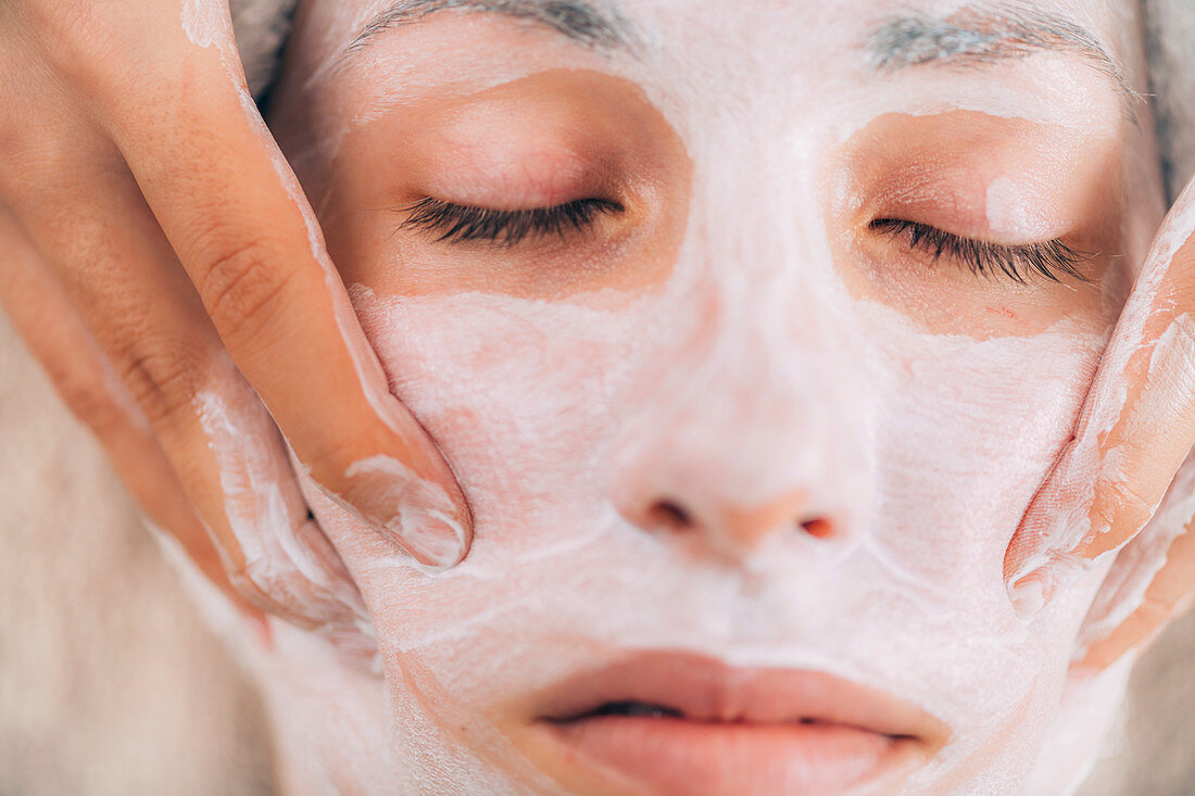 Jawline rejuvenating face mask treatment