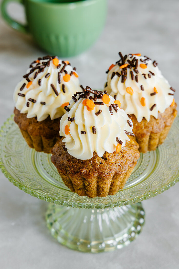 Herbstliche Karotten-Nuss-Gewürz-Cupcakes mit Frischkäse-Frosting und Schokostreuseln