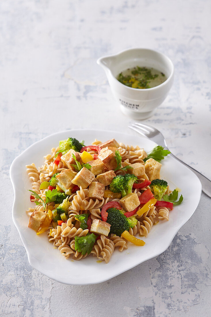Pasta salad with tofu and bell pepper