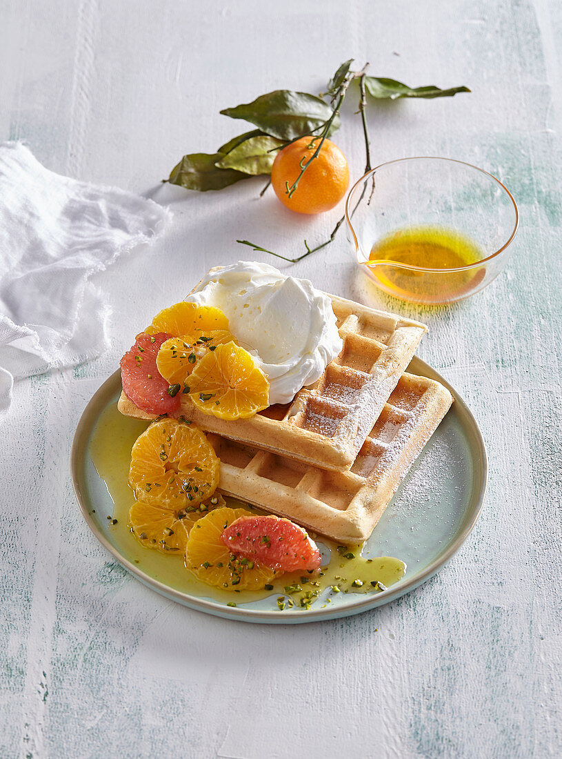 Waffeln mit warmen Zitrusfrüchten und Hüttenkäse