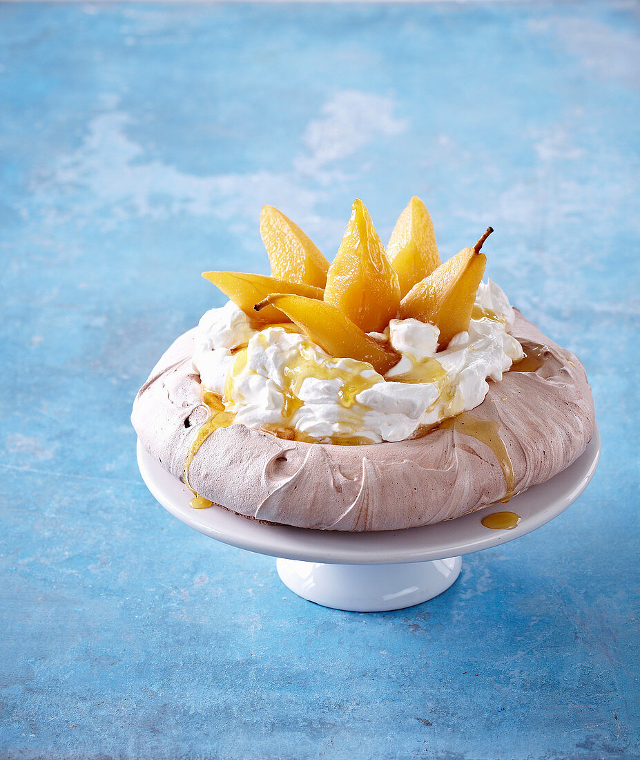 Pavlova mit Honig, Birnen und Sahne