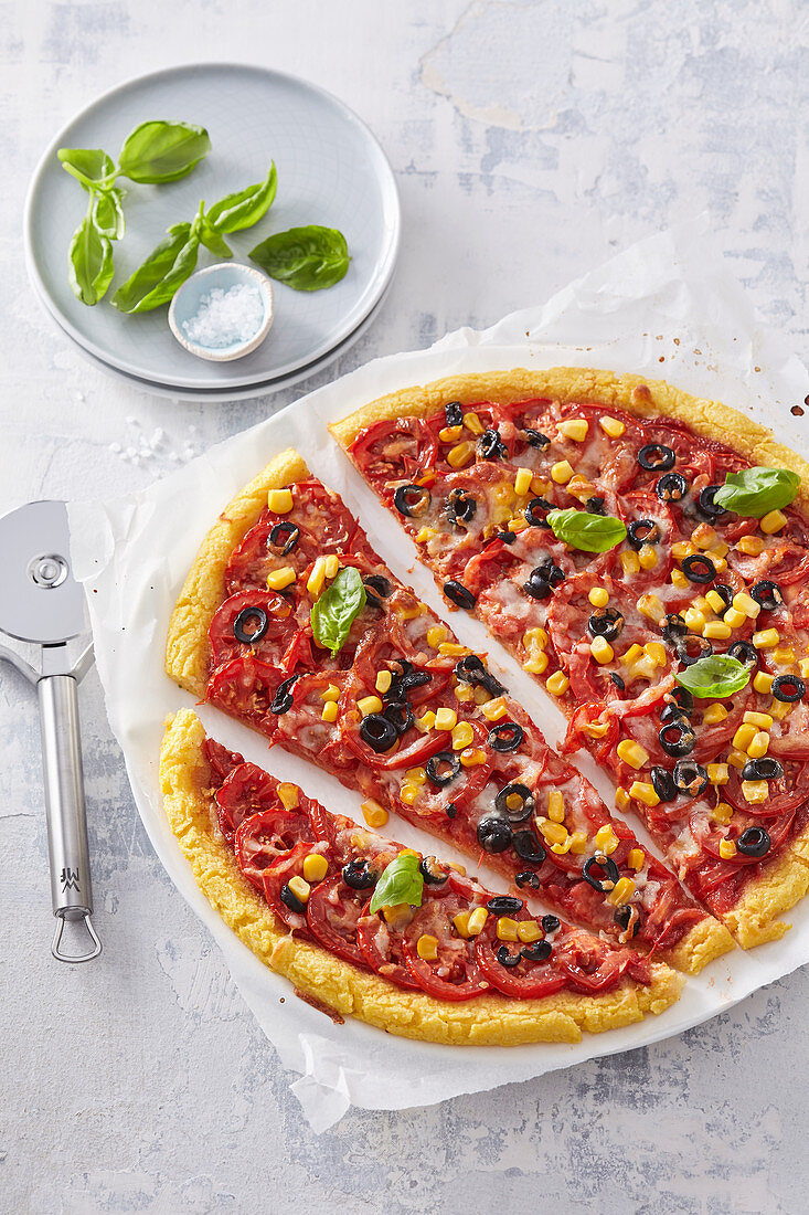 Polenta-Pizza mit Mais und Oliven
