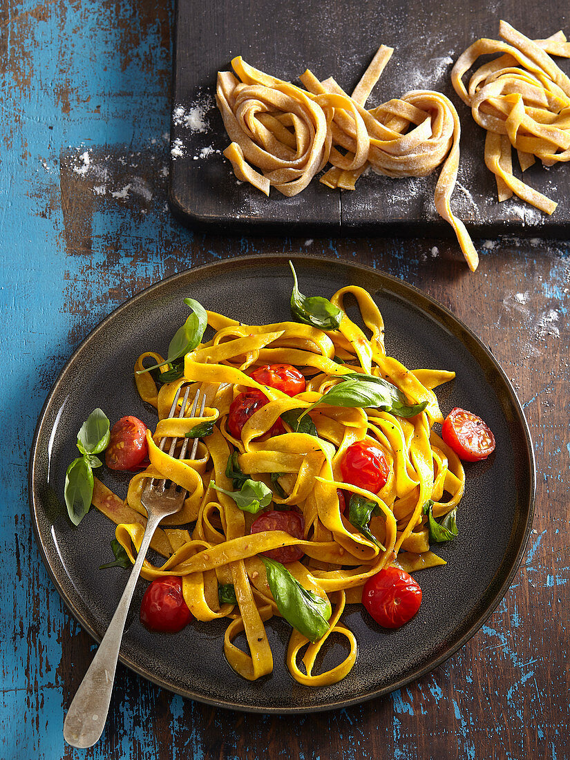 Kurkuma-Nudeln mit Kirschtomaten und Basiikum