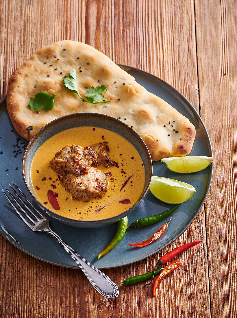 Tikka masala with turkey and naan bread