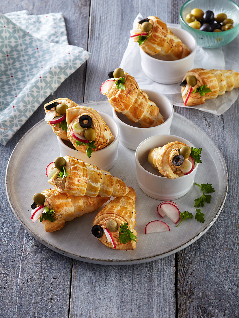 Puff pastry cornets with ham whip