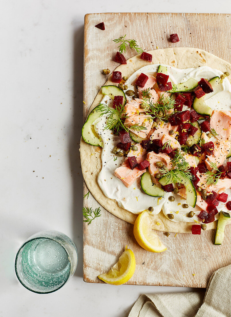 Fladenbrot mit pochiertem Lachs und Rote Bete (Skandinavien)