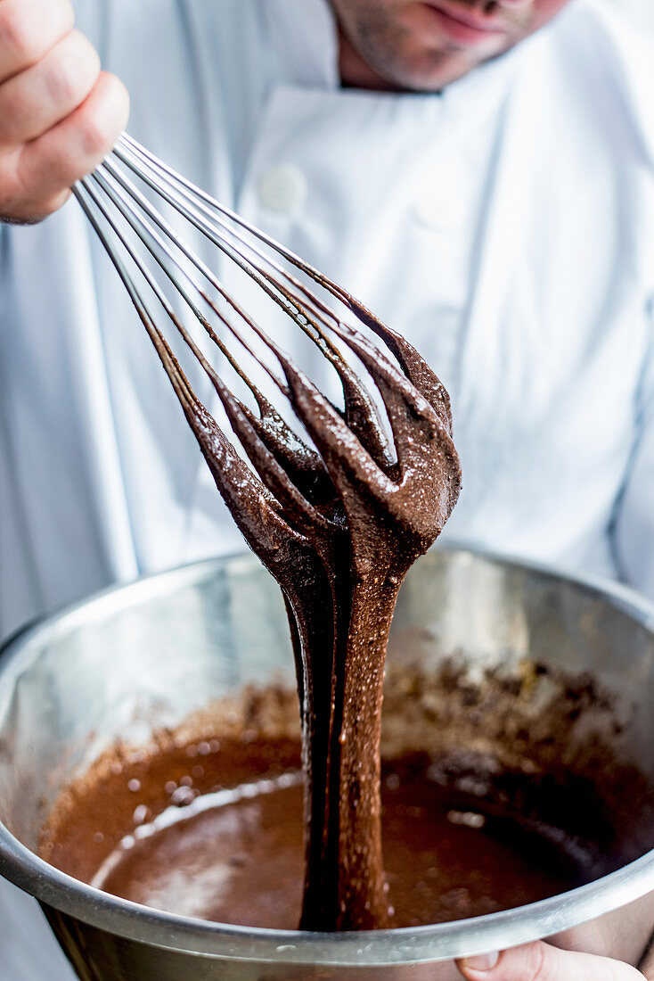 Teig für Schokoladen-Erdnussbutter-Brownies verrühren