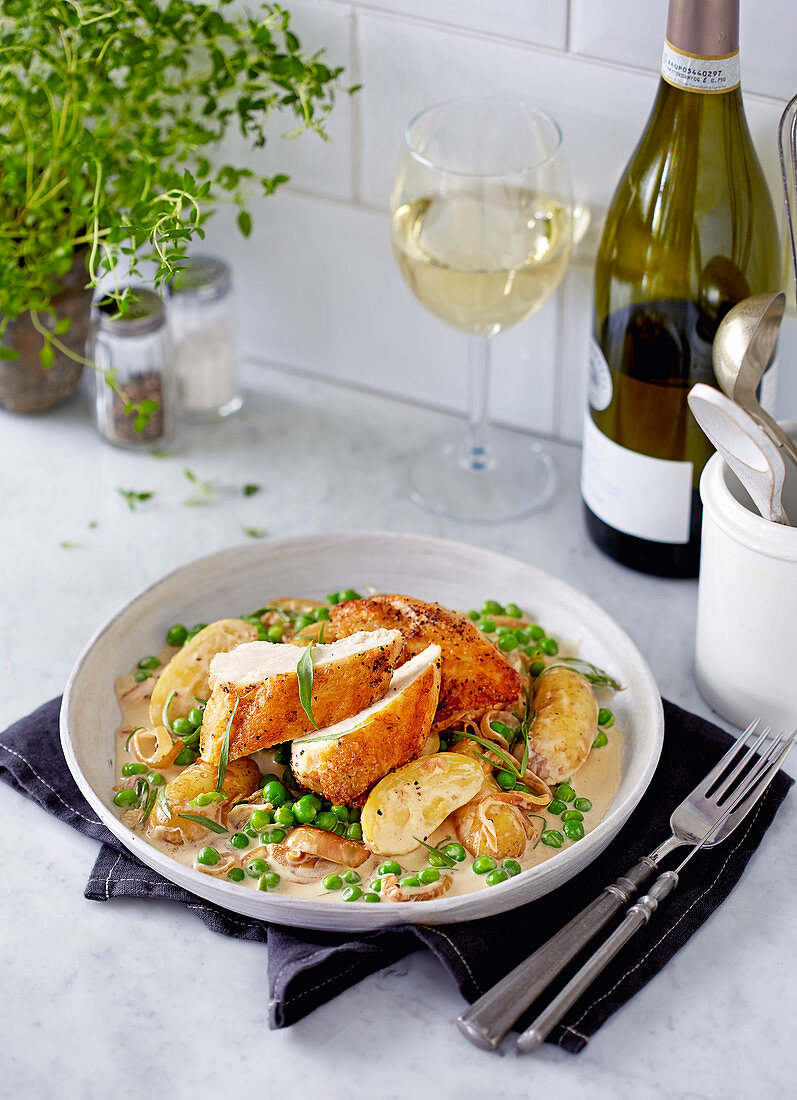 Pan-fried chicken with peas and tarragon