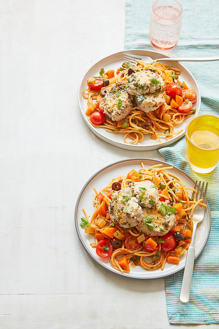 Spaghetti mit Parmesan-Schweinefleisch, Tomaten und Oliven