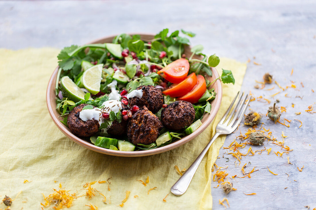 Fleischbällchen auf Salatbett