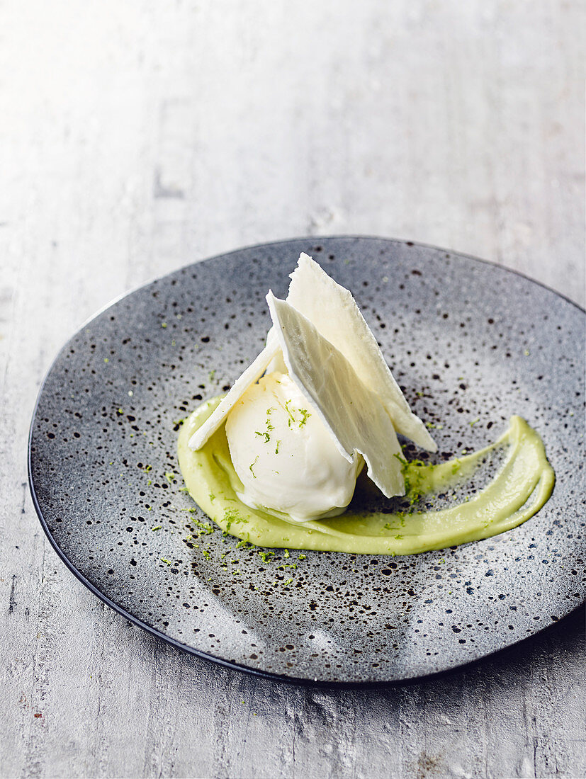 Whipped avocado with frozen yogurt and meringue