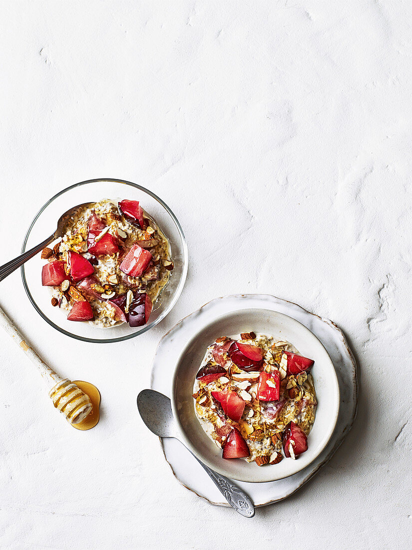 Overnight Oats mit Pflaumen und Mandeln