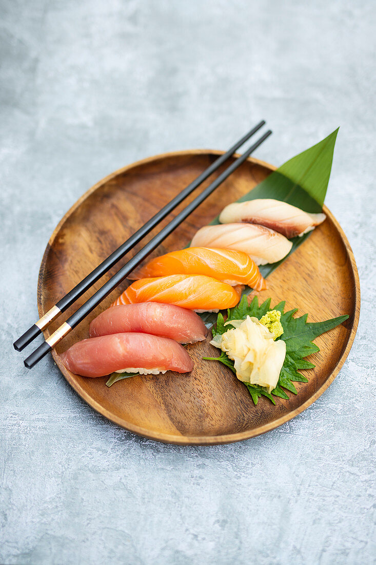 Verschiedene Nigiri-Sushi mit Fisch