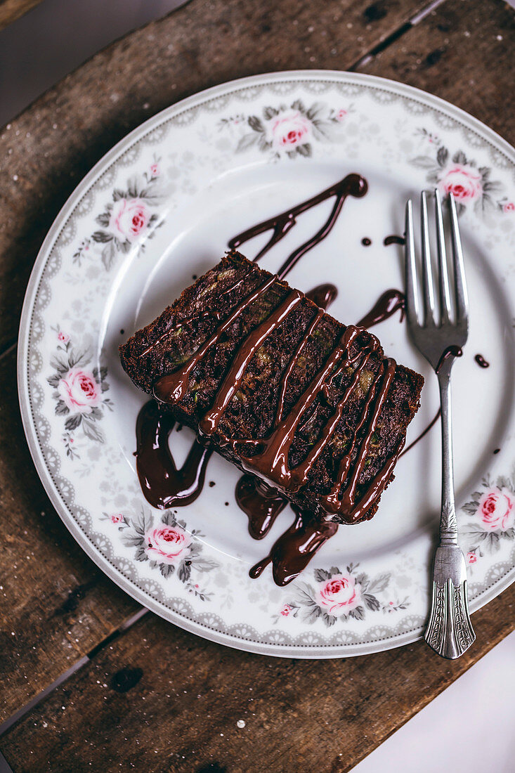 Ein Stück Schokoladen-Zucchini-Kuchen