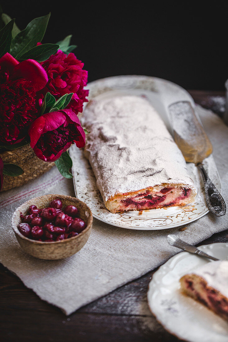 Sauerkirschstrudel mit Puderzucker