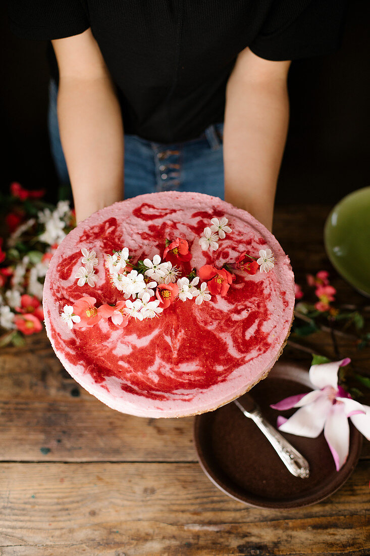 Vegane marmorierte Erdbeertorte dekoriert mit Blüten