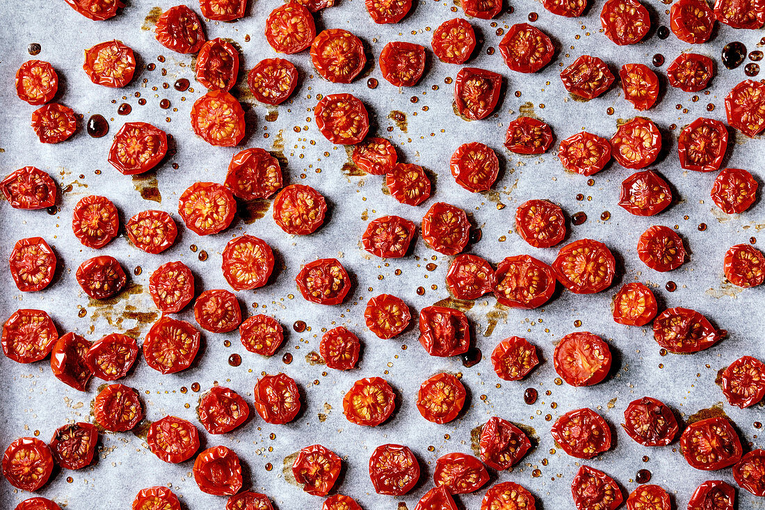 Sonnengetrocknete Kirschtomaten mit Olivenöl und Balsamicoessig auf Backpapier