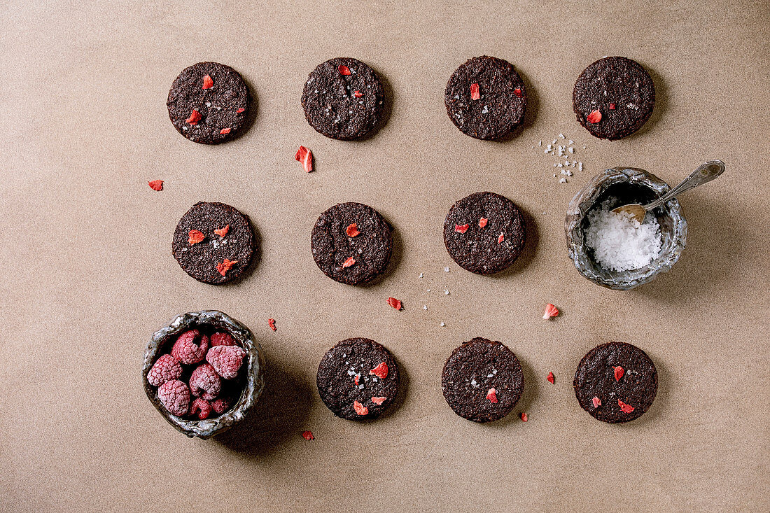 Brownie-Cookies mit Himbeeren und Salzflocken