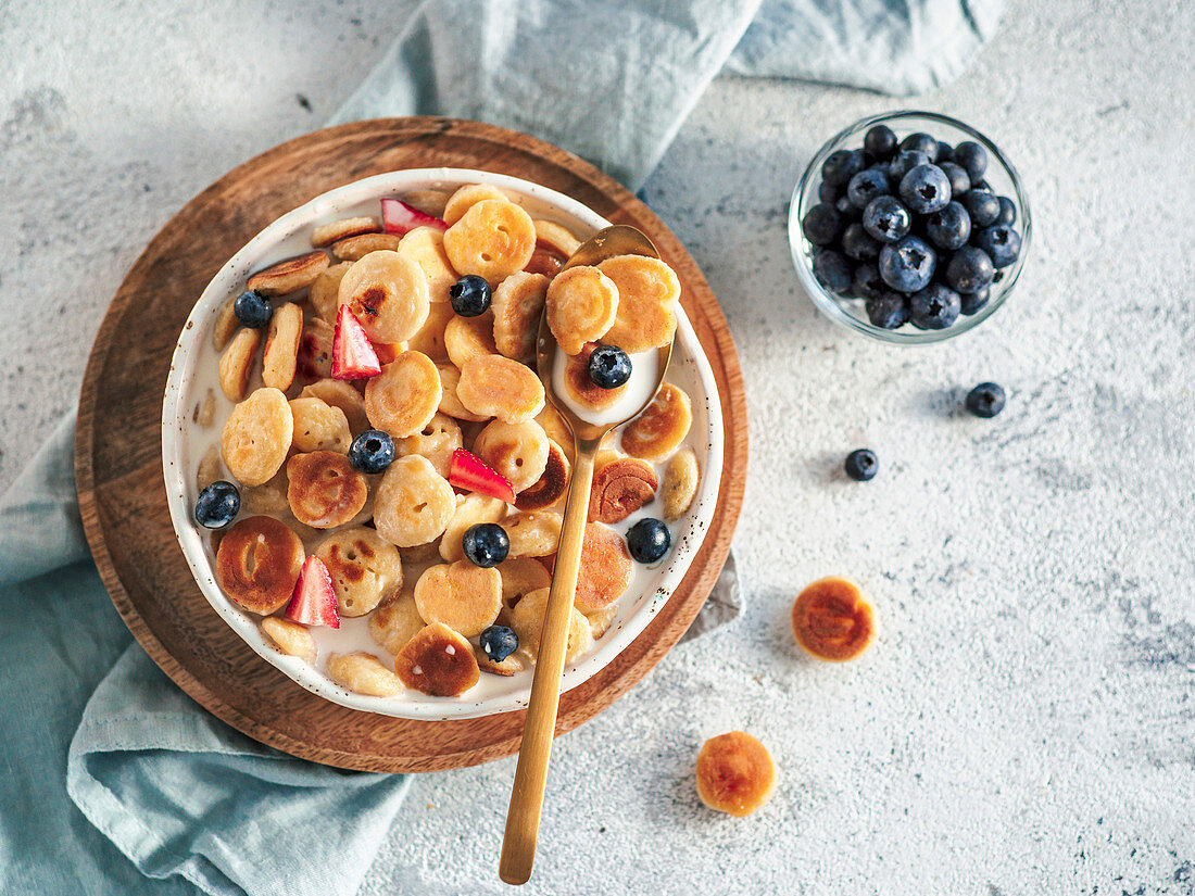 Pancake-Cerealien mit Früchten und Milch