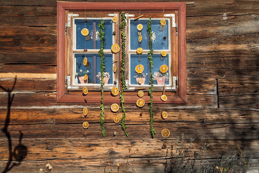 Scented garland of orange slices and Christmas spices