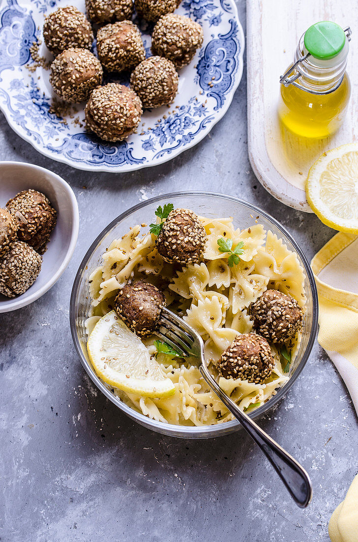 Nudelsalat mit Thunfischbällchen