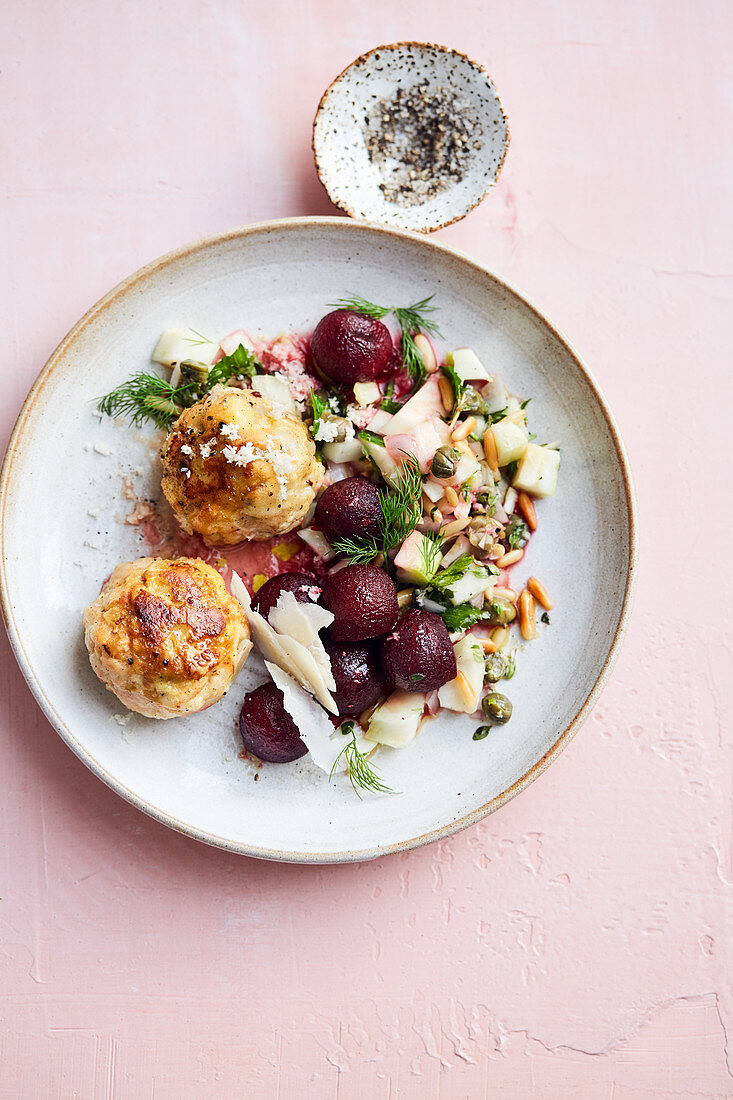 Marinierte rote Bete mit Bagel-Knödel