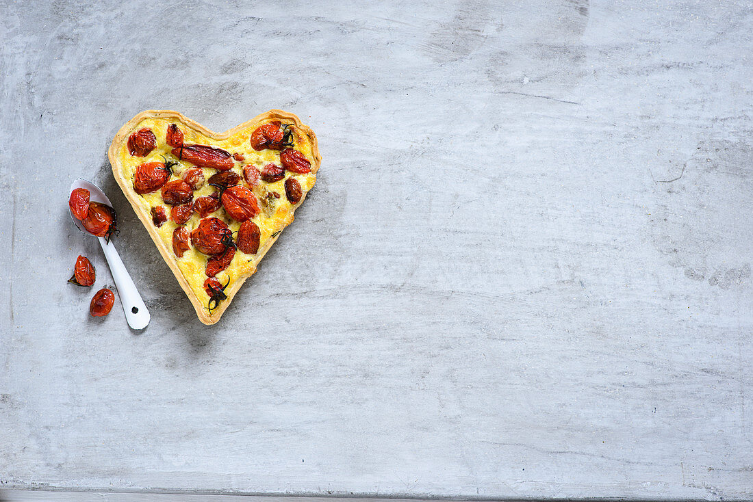Herzförmige Tarte mit Balsamico-Tomaten und Gorgonzola