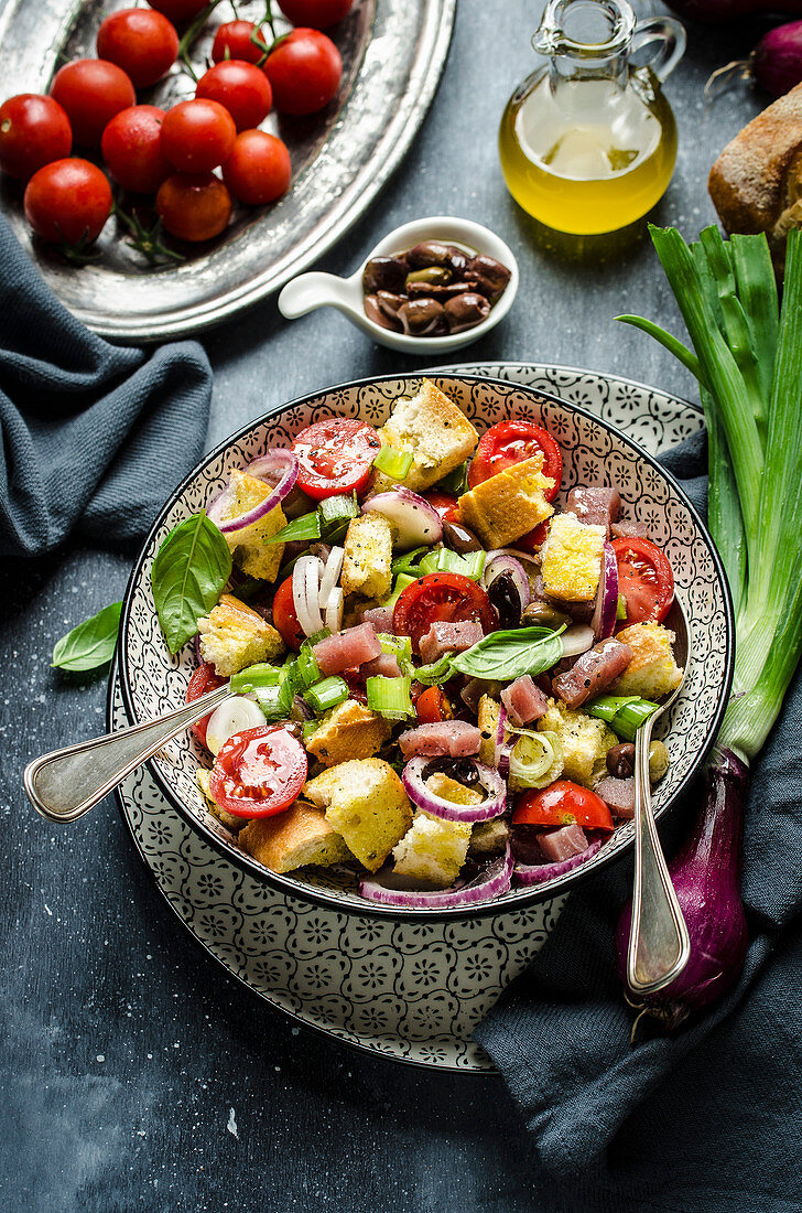 Tuscan bread and tomato salad with tuna