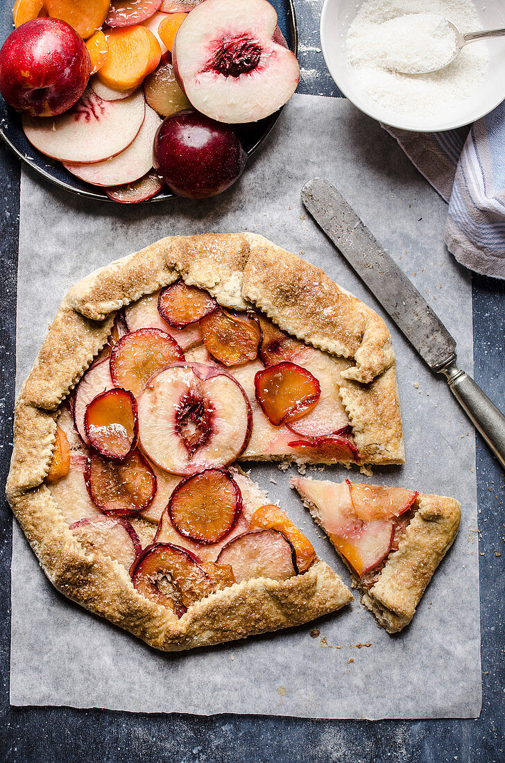 Galette mit Kokosraspeln und Sommerfrüchten