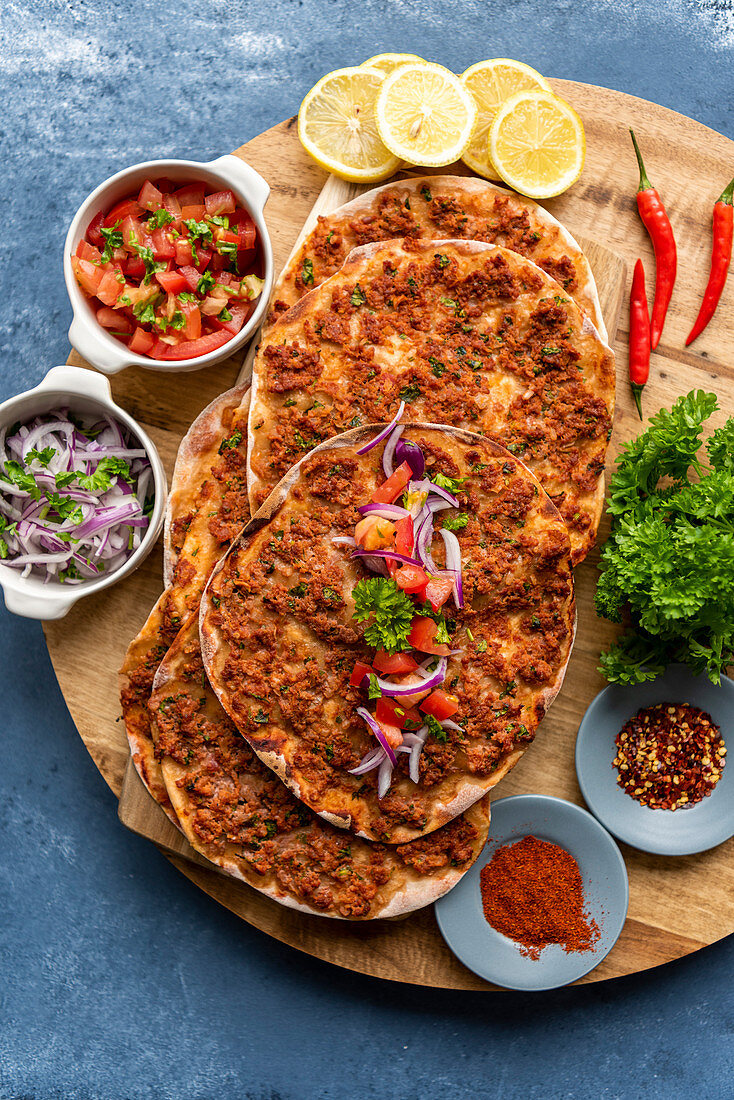 Lahmacun mit Tomatensalat, roten Zwiebeln und Gewürzen