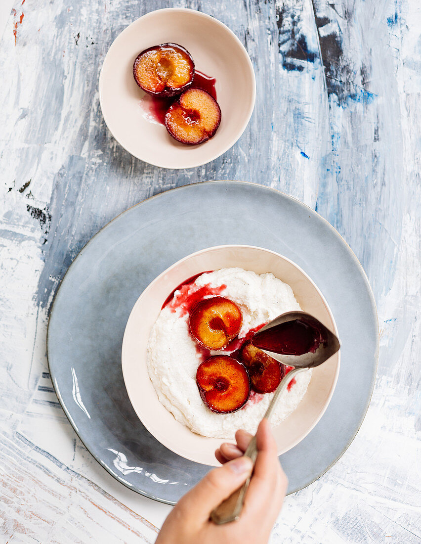 Oven-baked plums on semolina pudding