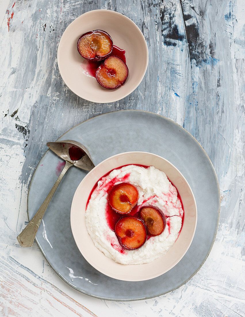 Oven-baked plums on semolina pudding