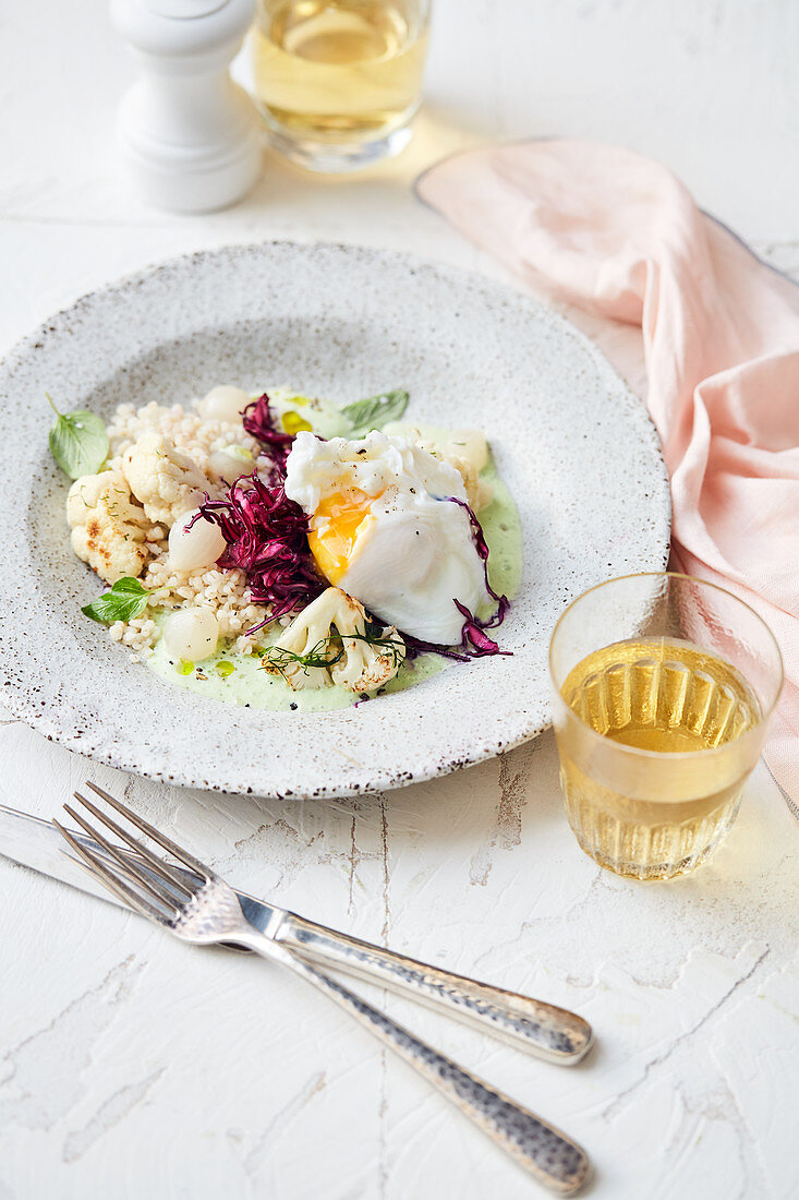 Rotkohl mit pochiertem Ei und Ricotta-Dressing