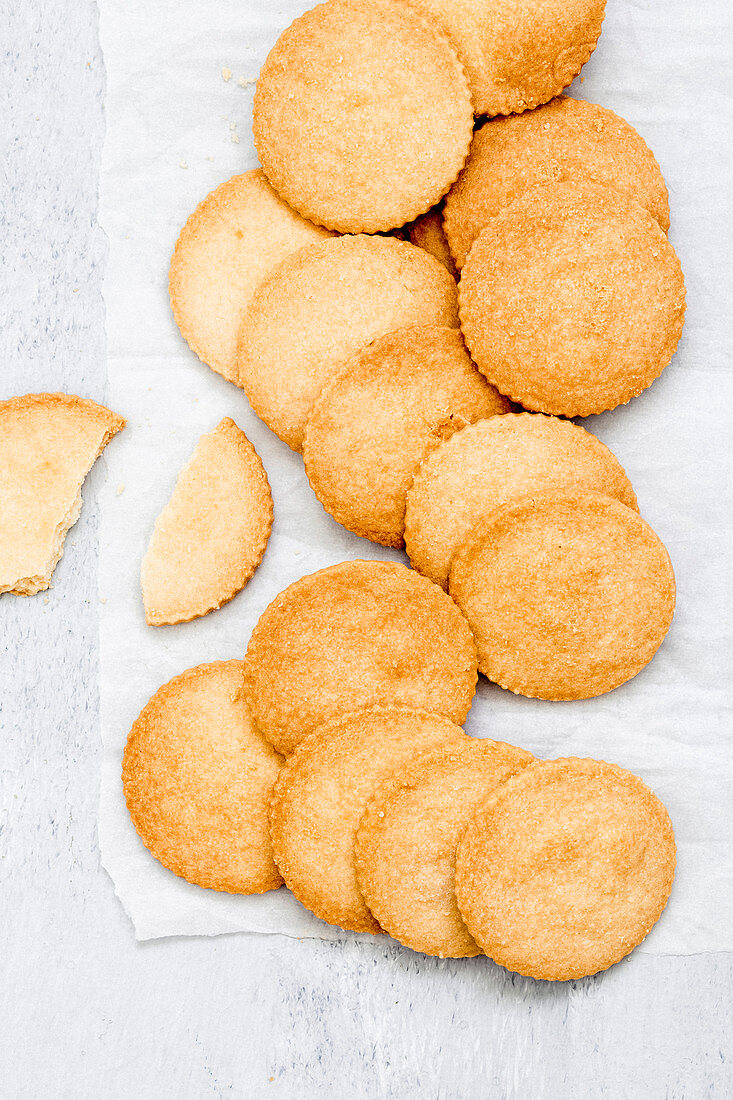Hausgemachte Shortbread-Kekse auf Backpapier