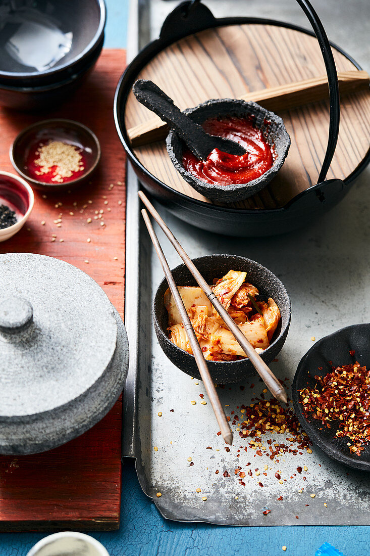 Kimchi, Chiliflocken und Dips (Korea)