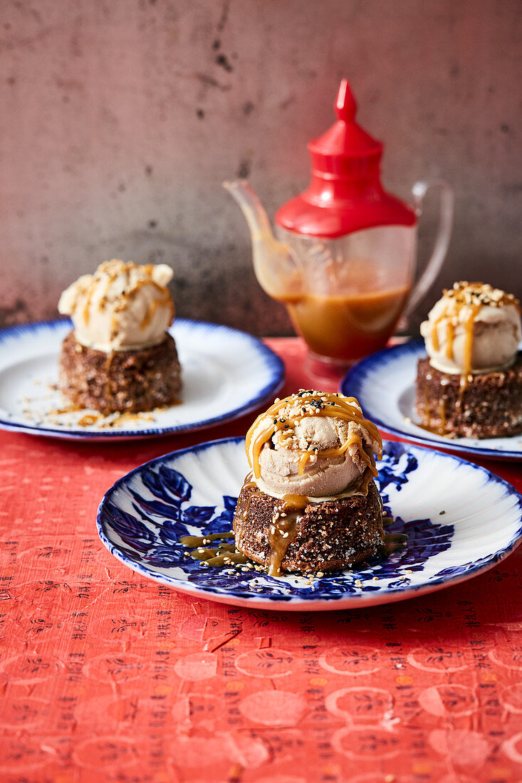 Warmer Schokokuchen mit Miso-Karamellsauce und Sesameis (Asien)