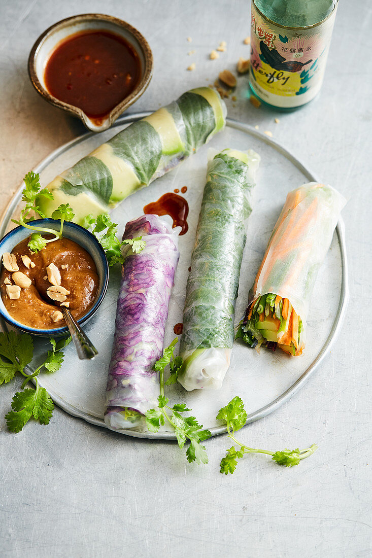 Sommerrollen mit Gemüse und Kräutern dazu Hoisin- und Erdnusssauce (Vietnam)
