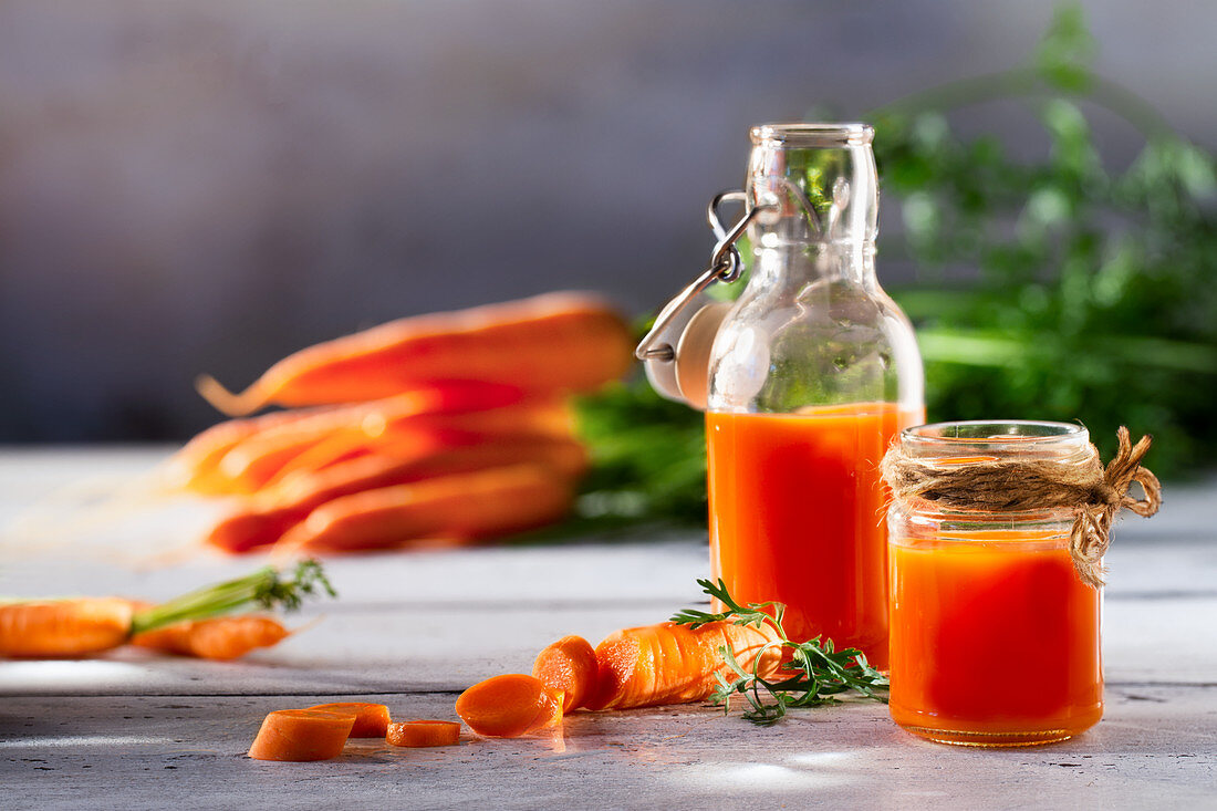 Karottensaft und frische Karotten
