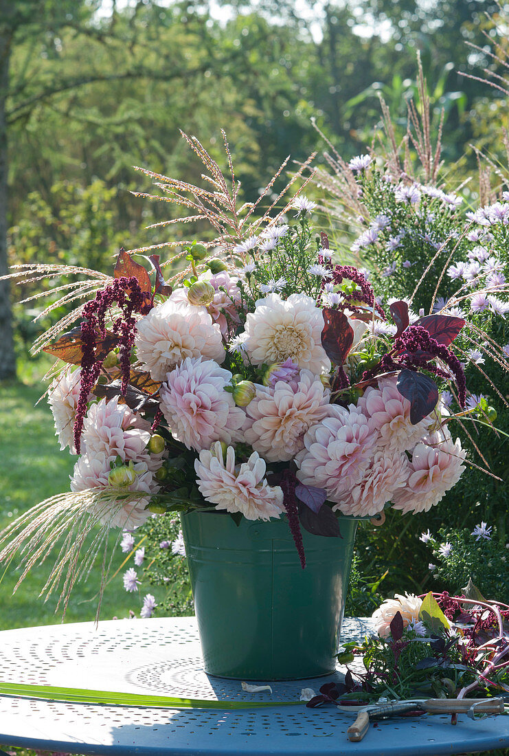 Spätsommerstrauß aus Dahlien, Amaranth, Herbstastern und Blüten vom Chinaschilf