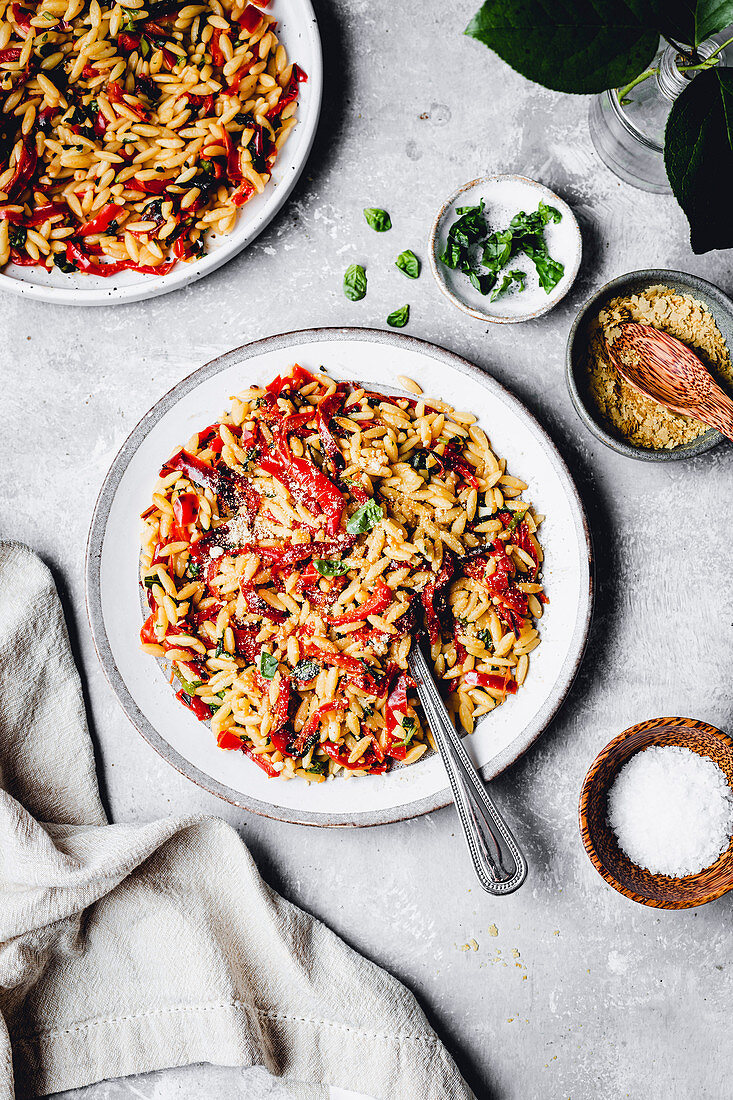 Orzo mit roten Pfefferschoten (Italien)