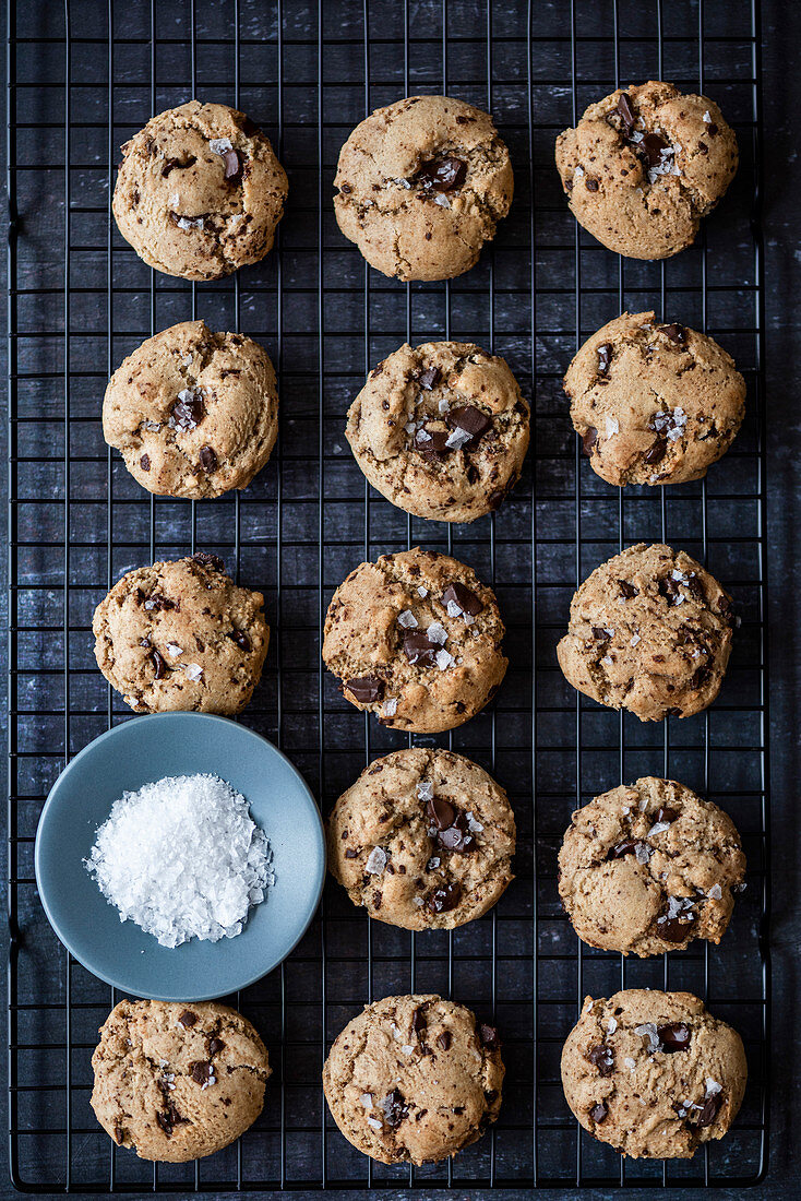 Chocolate Chunk Cookies mit Tahini und Meersalz