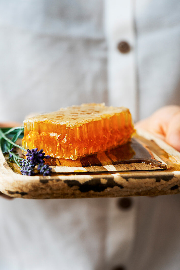 Honigwabe mit Lavendel auf Holzbrett