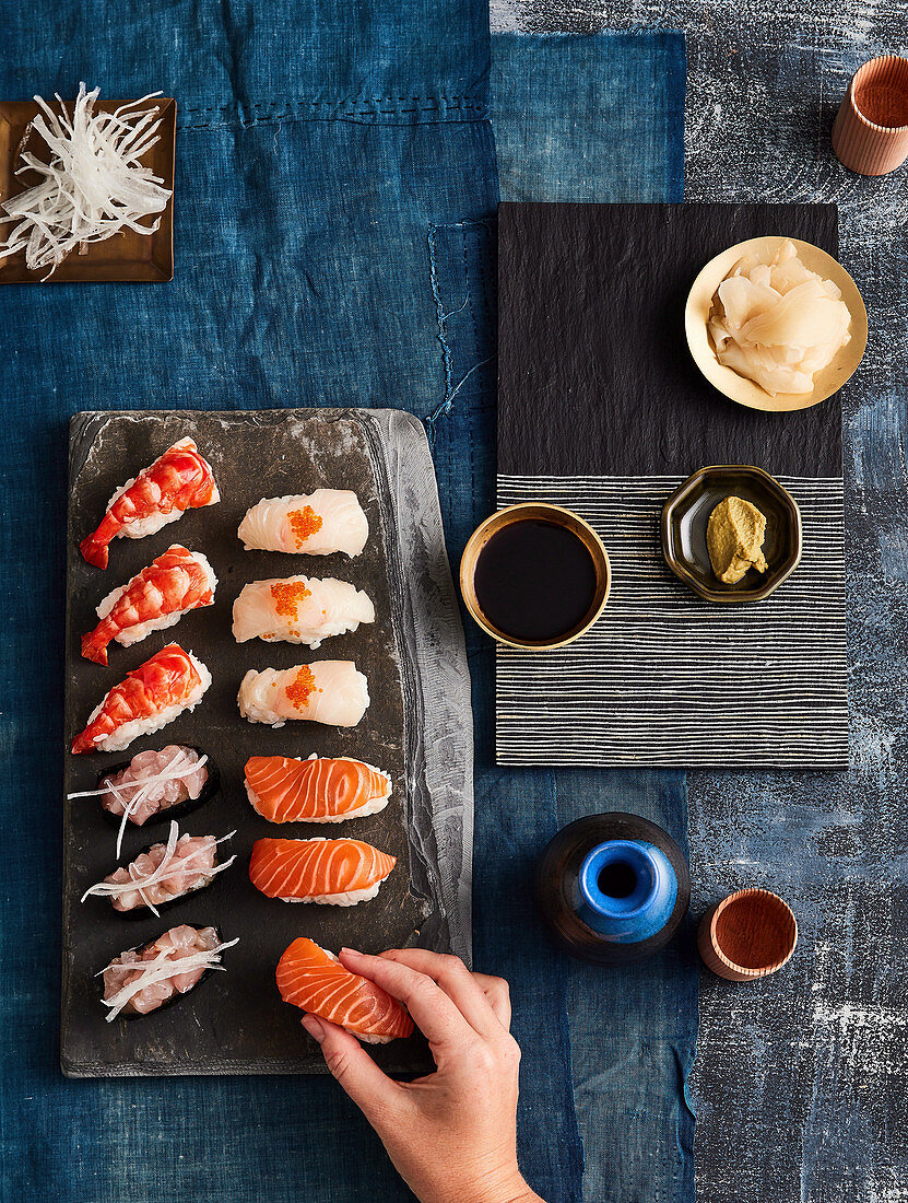 Nigiri-Sushi mit Sojasauce, Wasabi und Ingwer