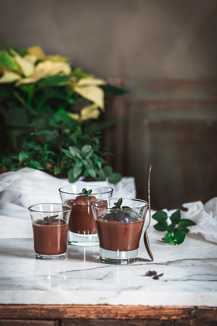 Schokoladen-Minz-Mousse in Gläsern auf Marmortisch
