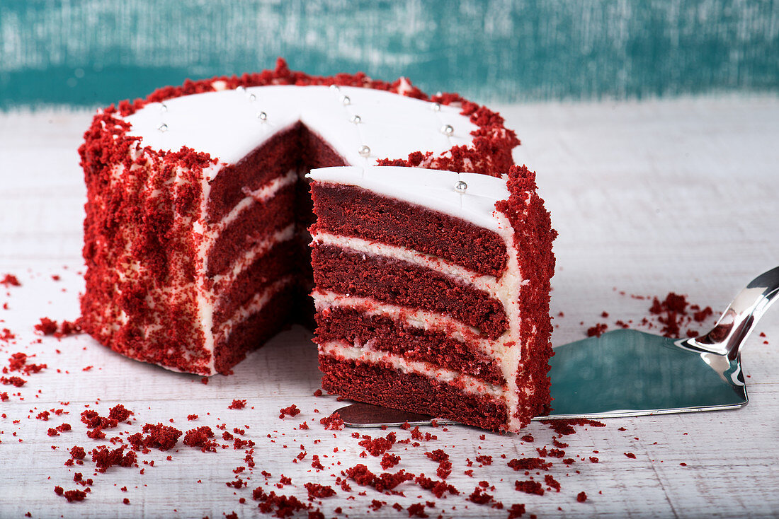 Red Velvet Cake auf Holztisch